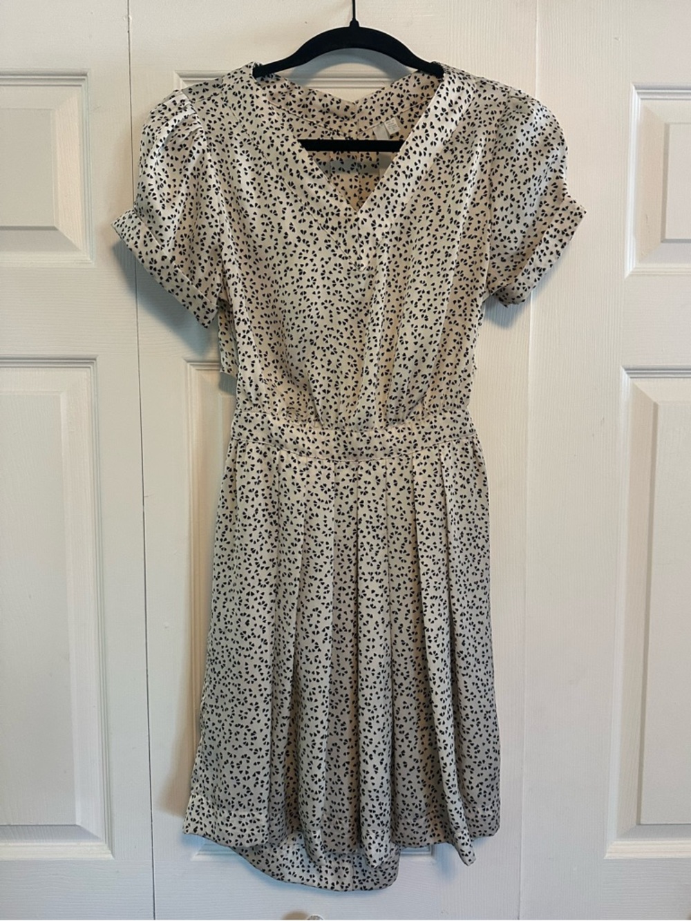 Light Cream and Black Heart Printed V-Neck Short Puffed Sleeve Open Back Dress